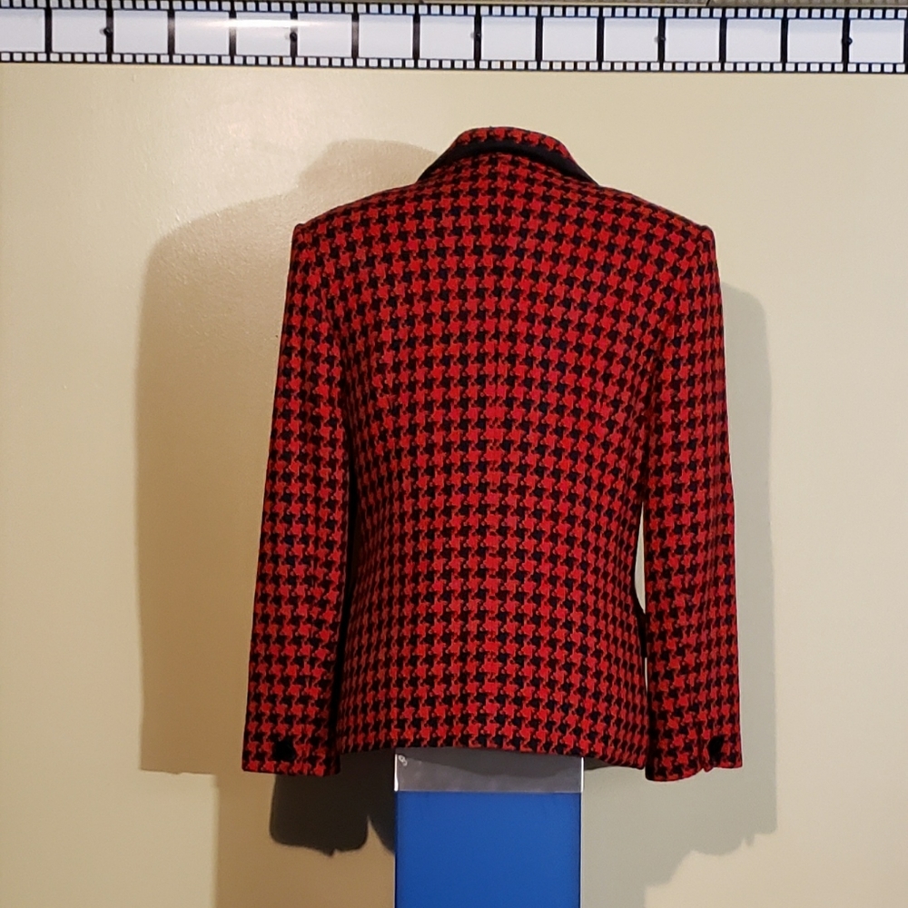 Classic blazer. Herringbone blazer in red and black. - Picture 2 of 8